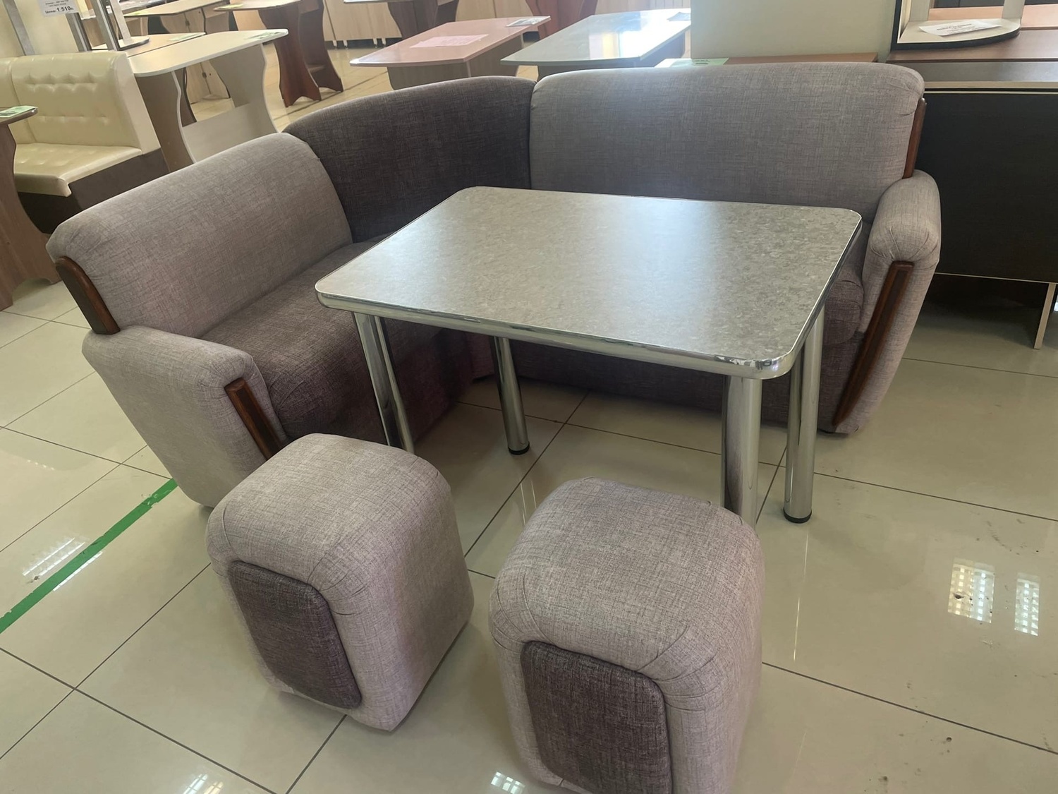 Обеденная зона (угол+2 табурета) Обеденная зона (угол+2 табурета)